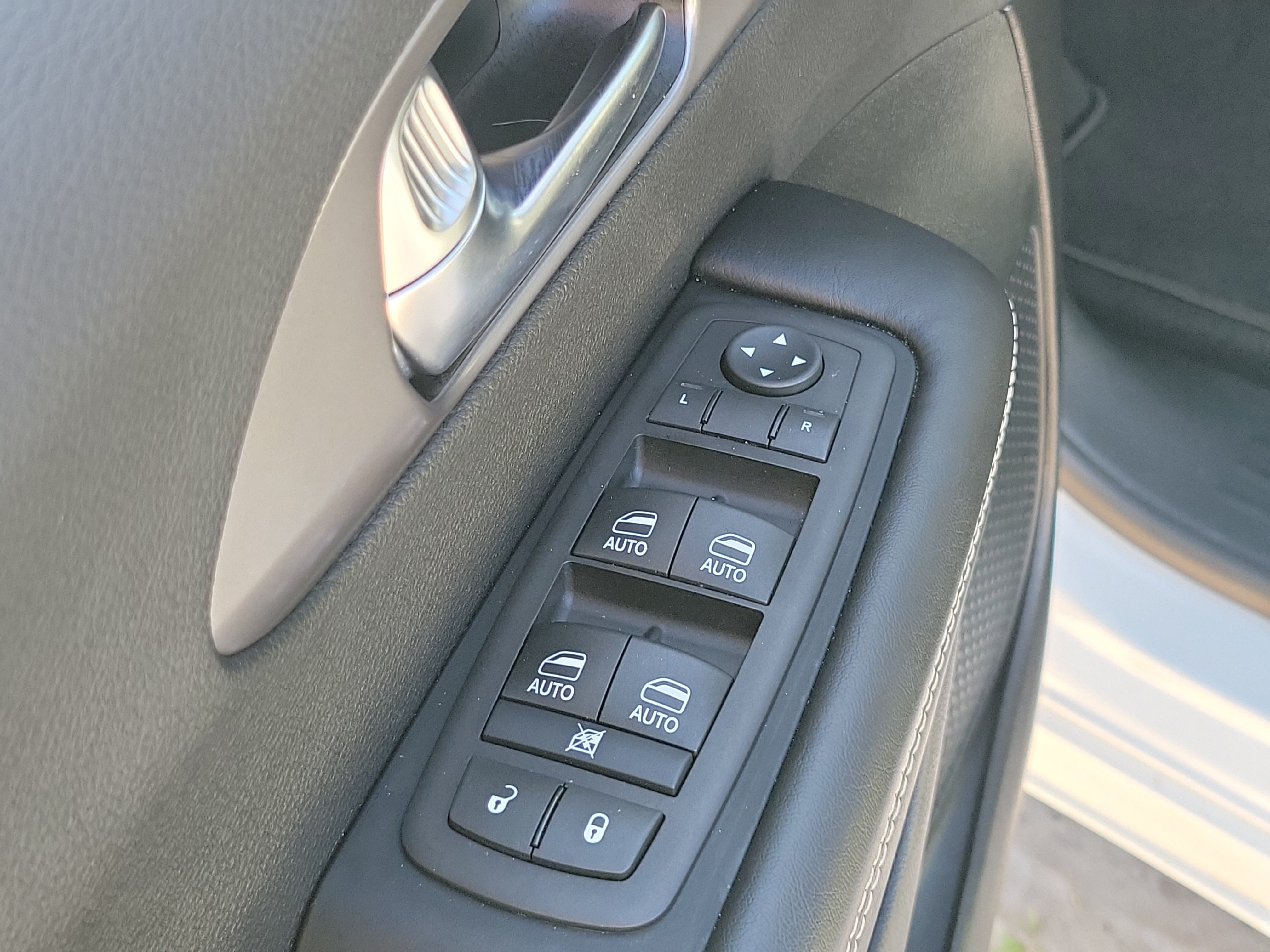 Used 2026 Chrysler Pacifica Select FWD image 15