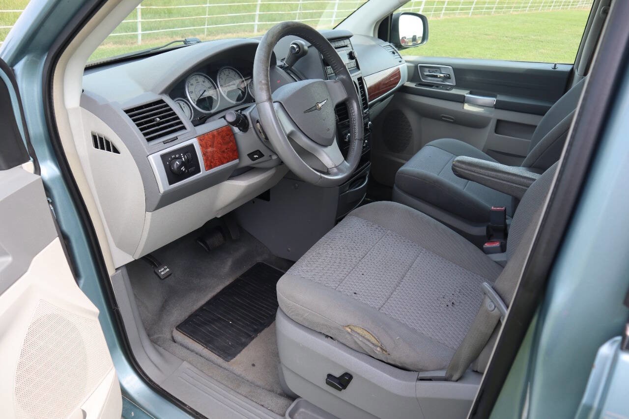 Used 2008 Chrysler Town & Country Touring image 28