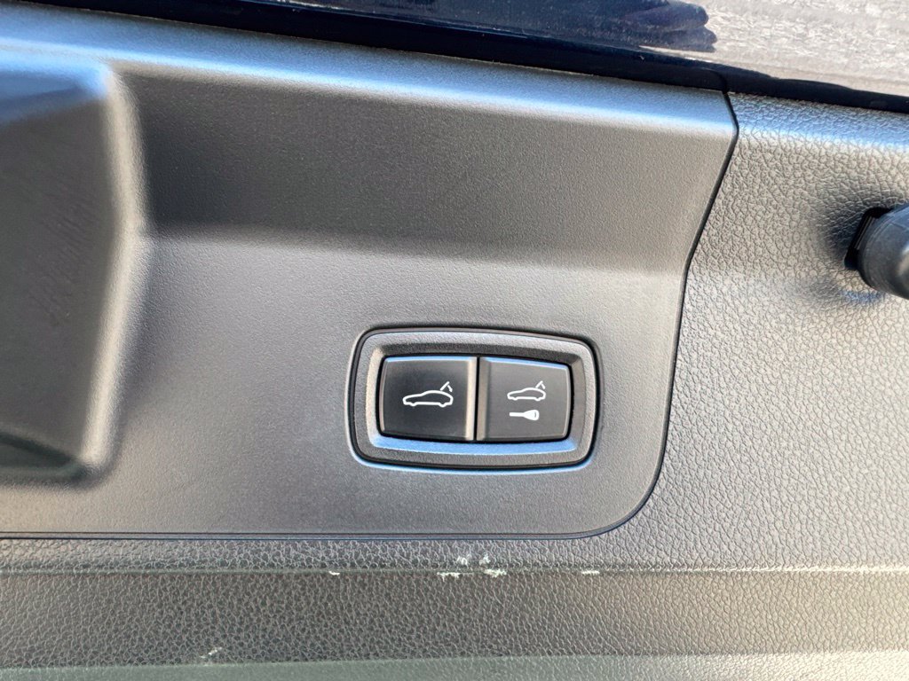 Used 2017 Porsche Panamera 4 AWD/4WD image 30
