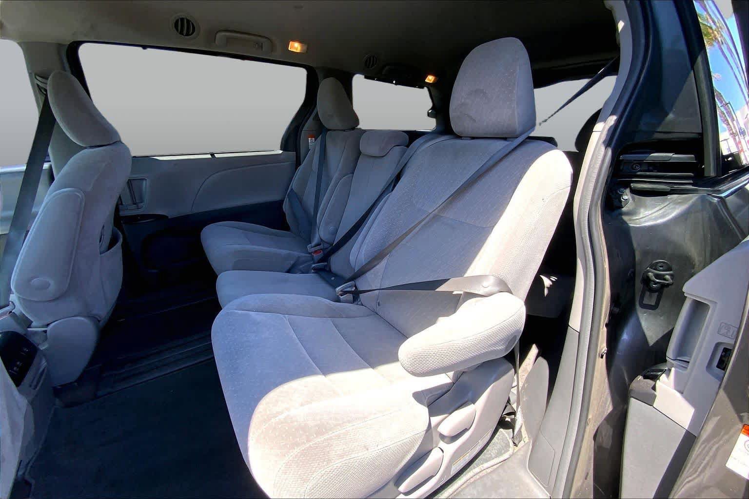 Used 2018 Toyota Sienna LE w/ Carpet Mat Package FWD image 20