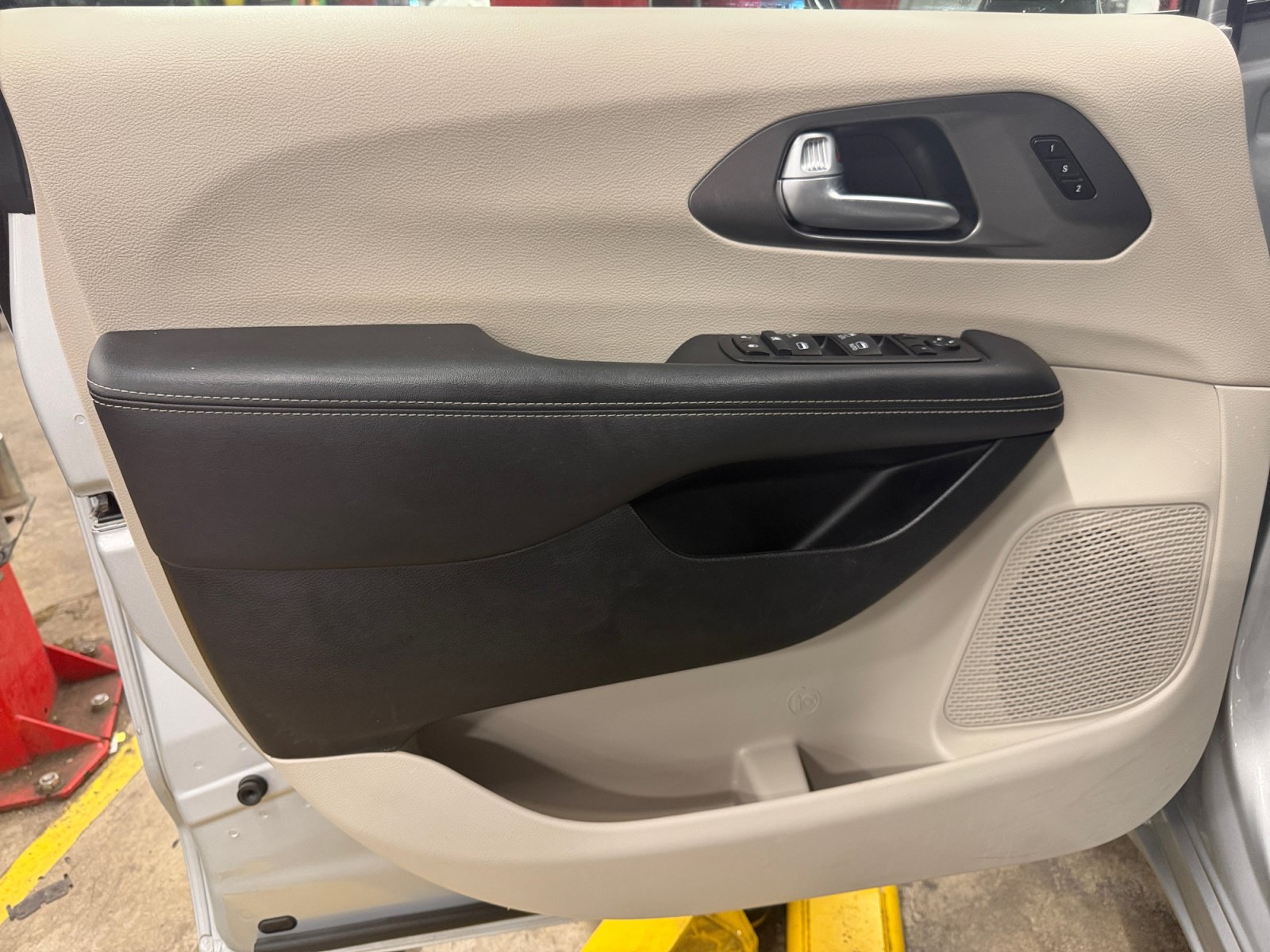 Used 2024 Chrysler Pacifica Touring-L FWD image 28