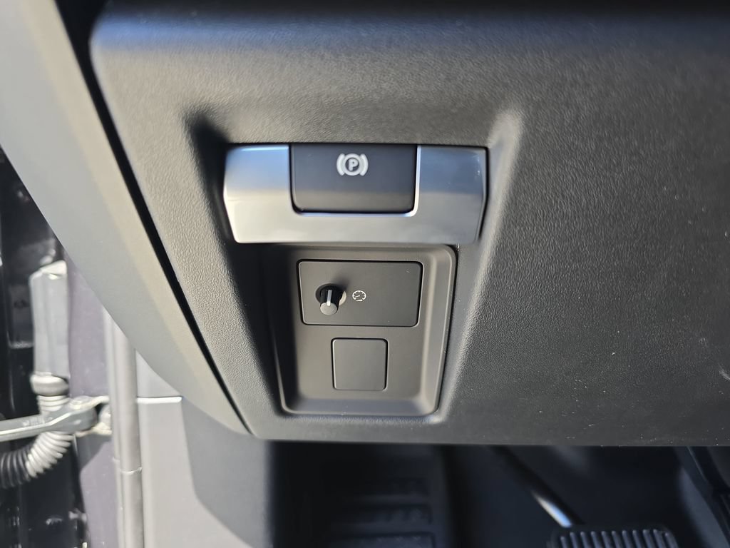 New 2026 Land Rover Defender 110 X-Dynamic SE AWD/4WD image 27