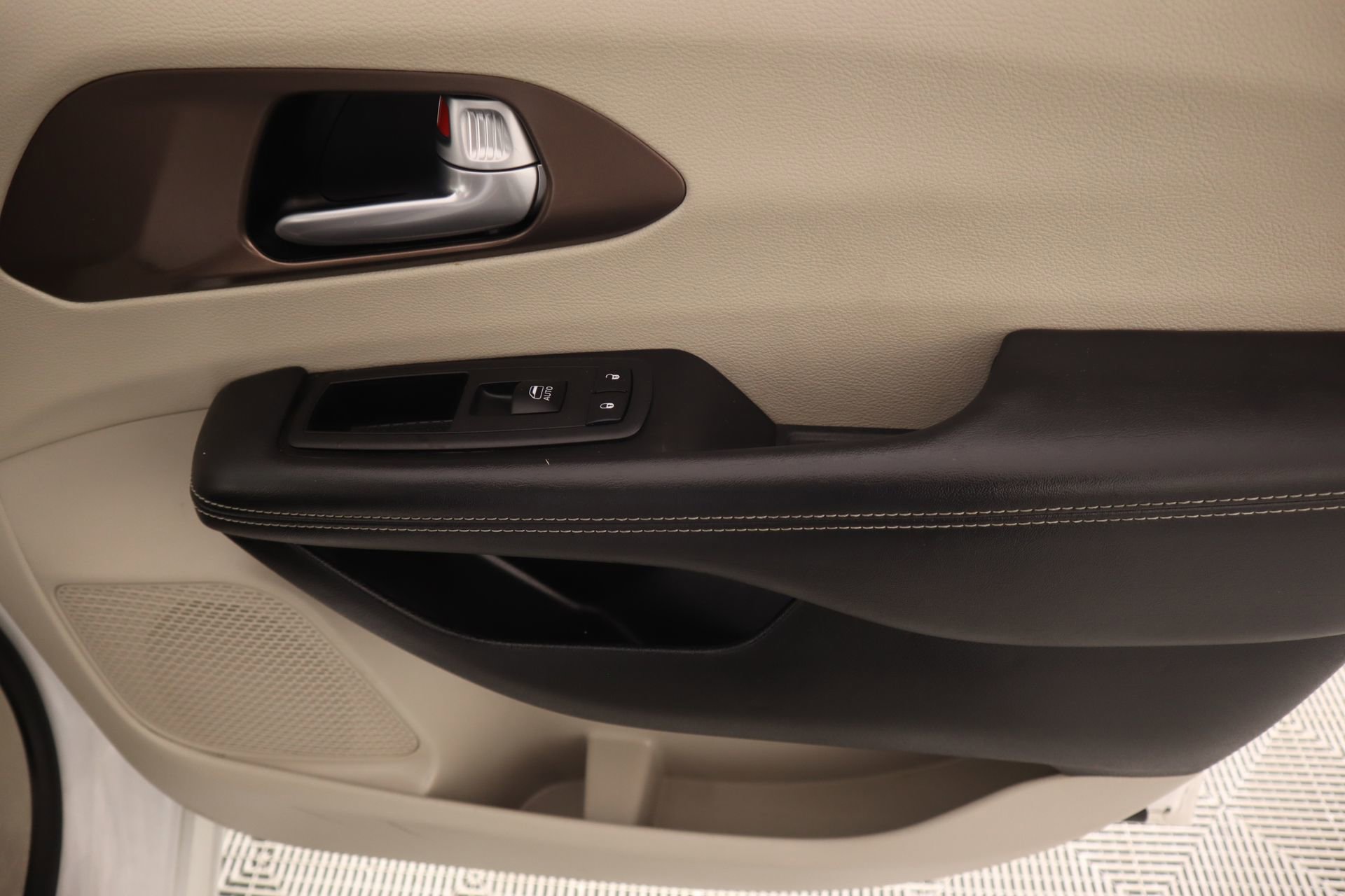 Used 2024 Chrysler Voyager LX image 15