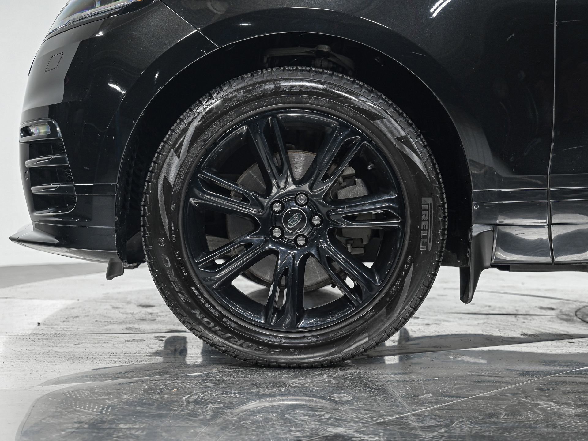 Used 2024 Land Rover Range Rover Velar Dynamic SE image 3