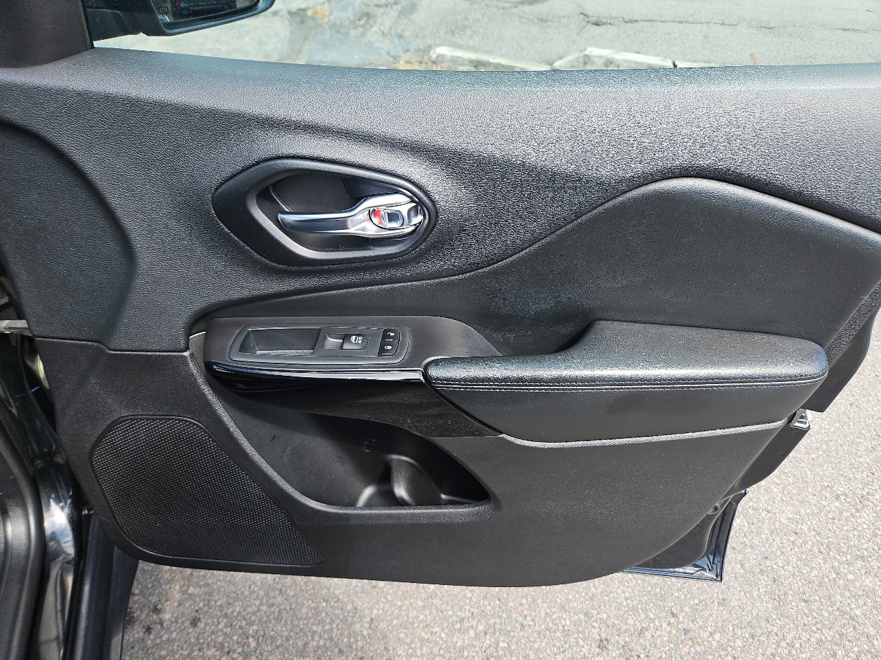 Used 2020 Jeep Cherokee Latitude Plus image 21