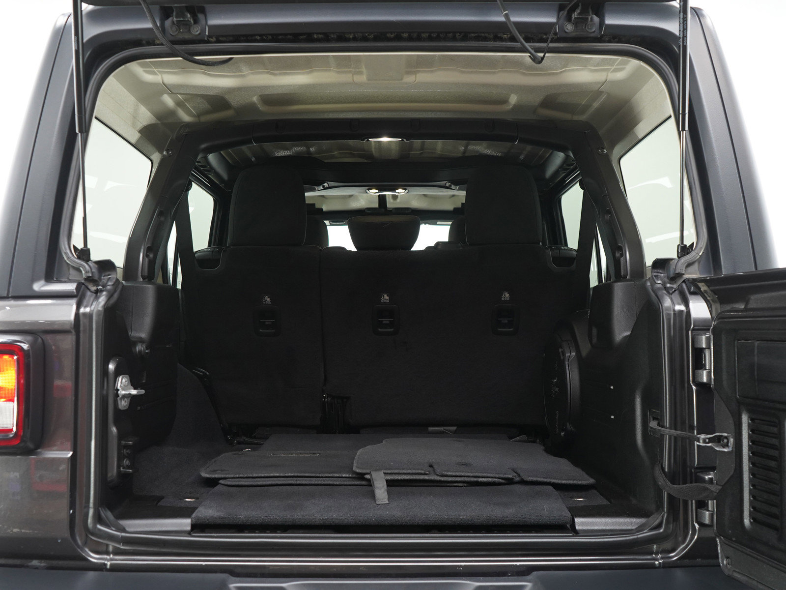 Used 2019 Jeep Wrangler Unlimited Sahara w/ Uconnect 4C Nav & Sound Group AWD/4WD image 18