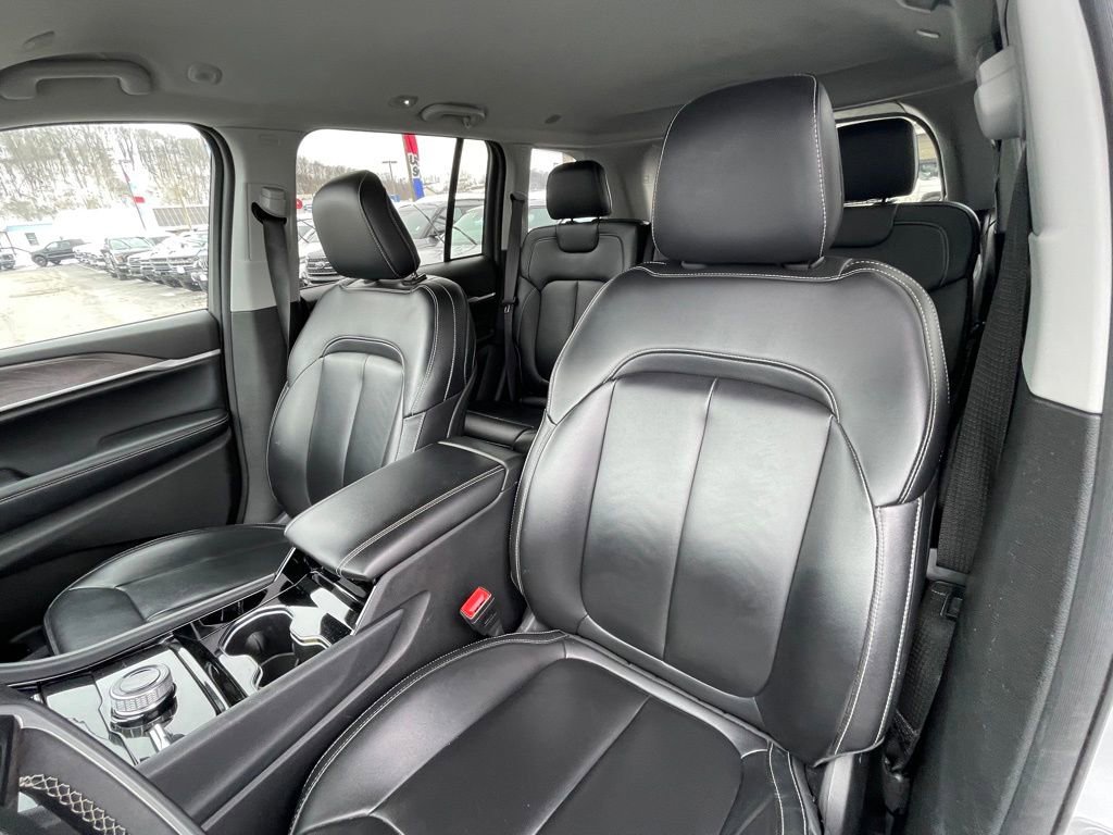 Used 2023 Jeep Grand Cherokee Limited AWD/4WD image 17