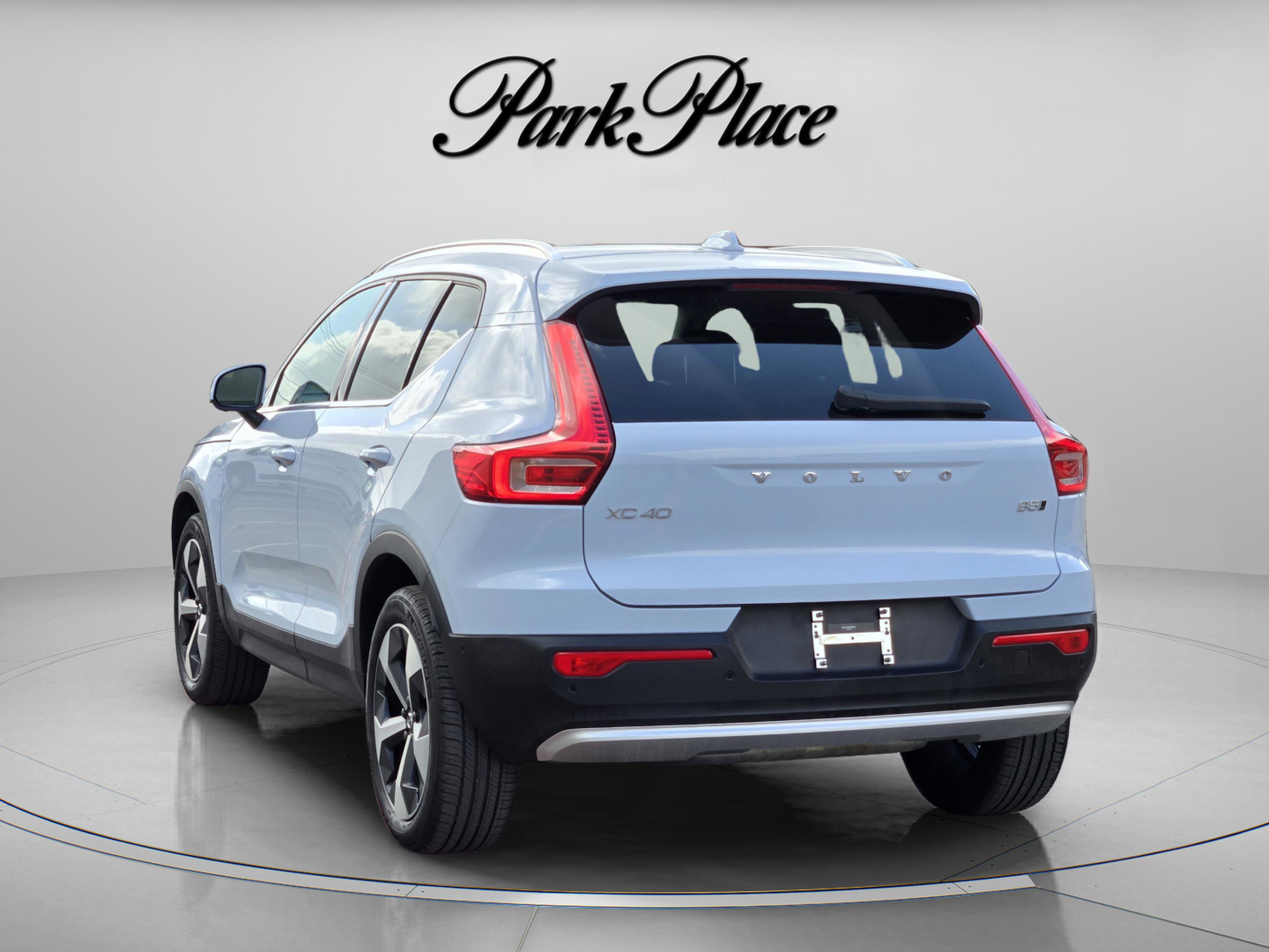 Used 2025 Volvo XC40 B5 Plus image 3