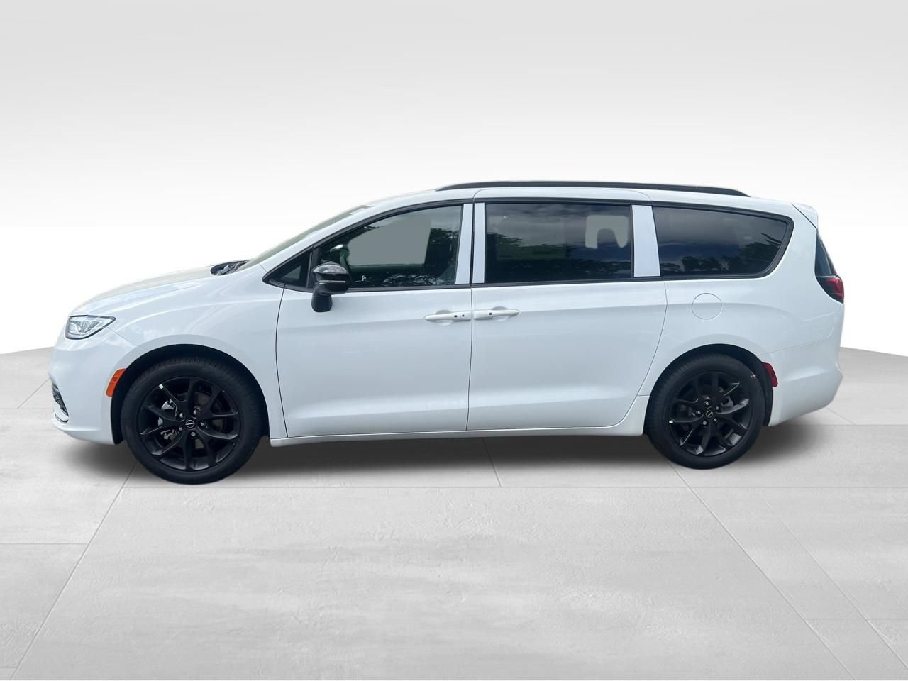 New 2026 Chrysler Pacifica Select w/ S Appearance Package FWD image 3