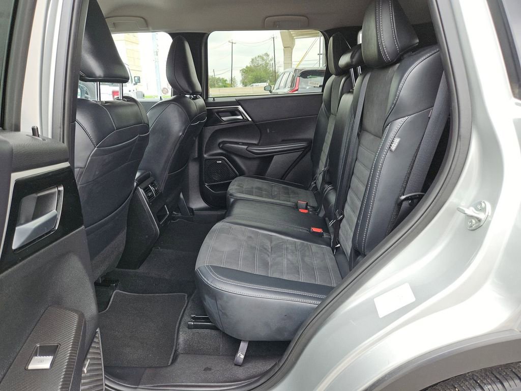 Used 2025 Mitsubishi Outlander SE FWD image 10