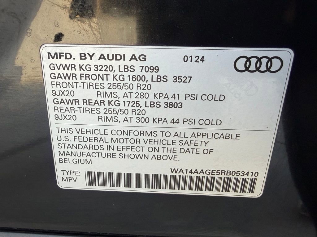 Used 2024 Audi Q8 e-tron Premium image 35