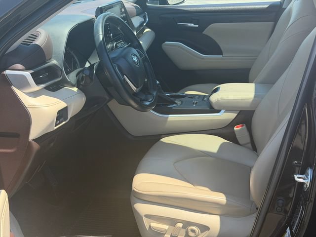 Used 2022 Toyota Highlander XLE FWD image 16