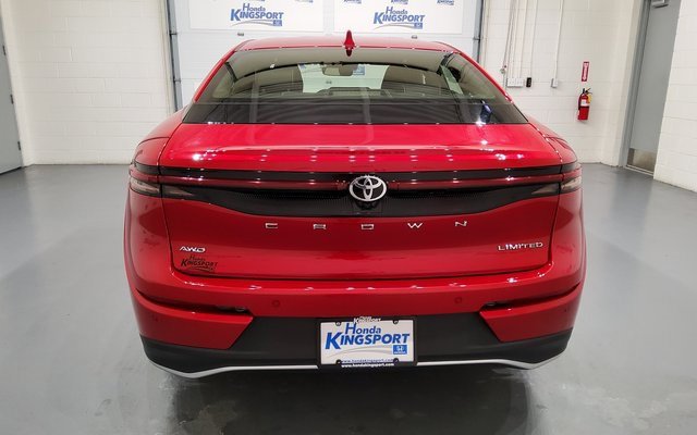 Used 2023 Toyota Crown Limited image 5