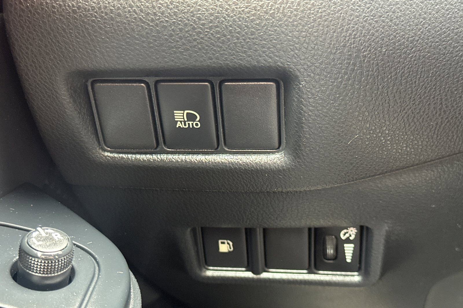 Used 2018 Toyota C-HR XLE FWD image 30