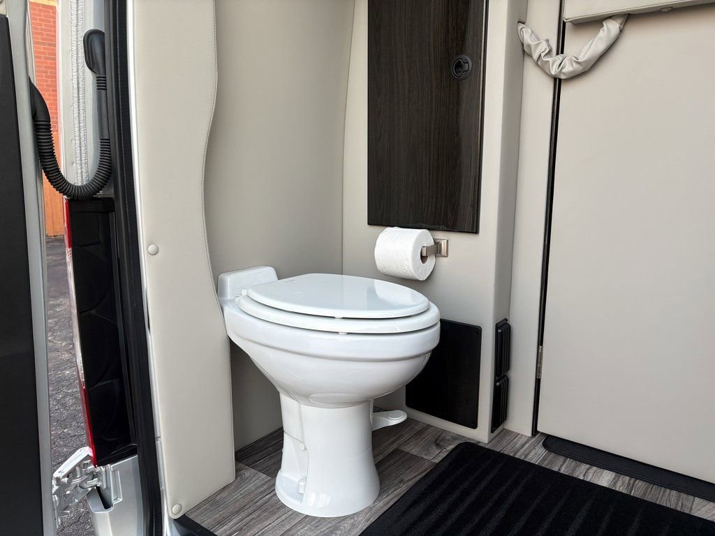 Used 2024 Mercedes-Benz Sprinter 3500 image 26