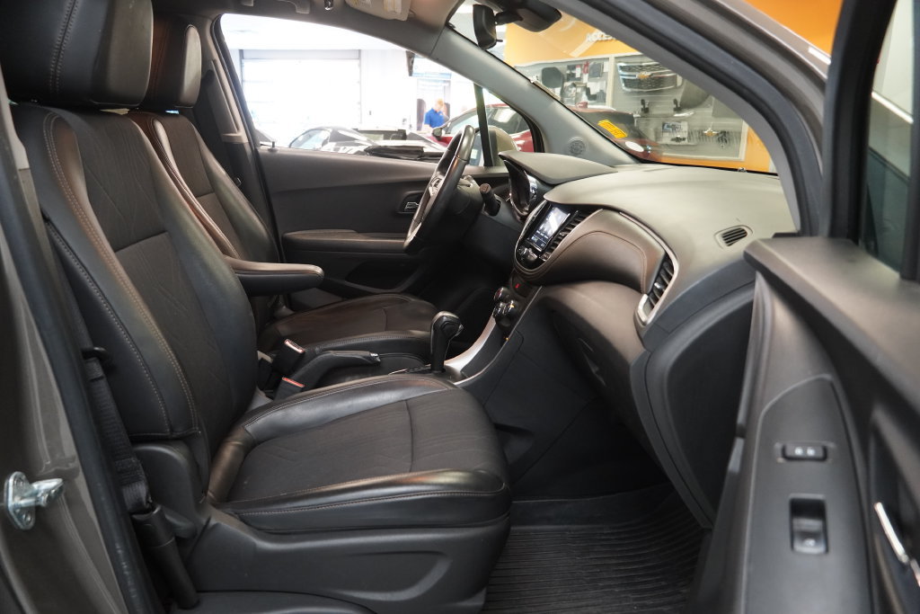 Used 2020 Chevrolet Trax LT w/ Driver Confidence Package FWD image 33