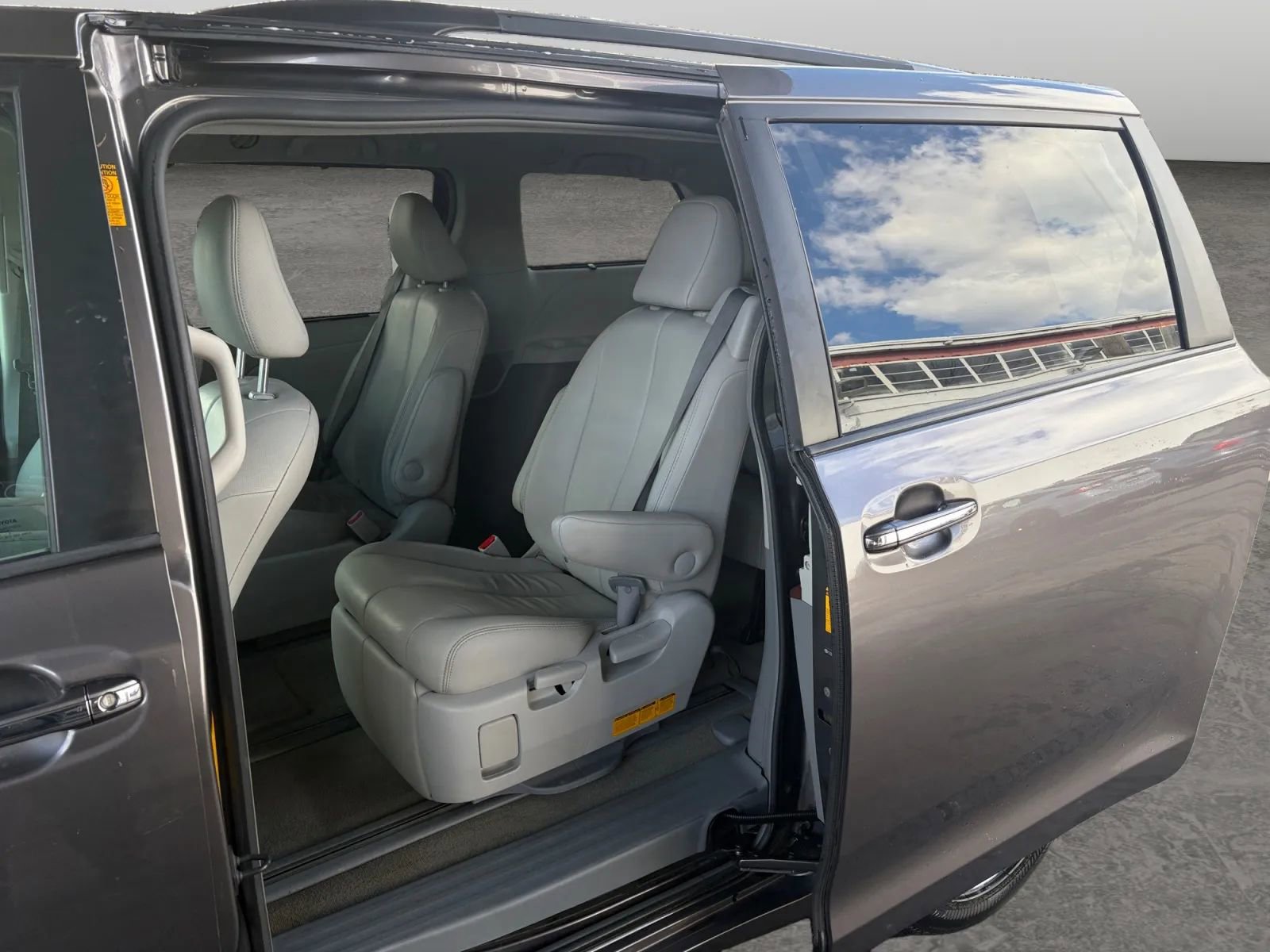 Used 2013 Toyota Sienna XLE image 12