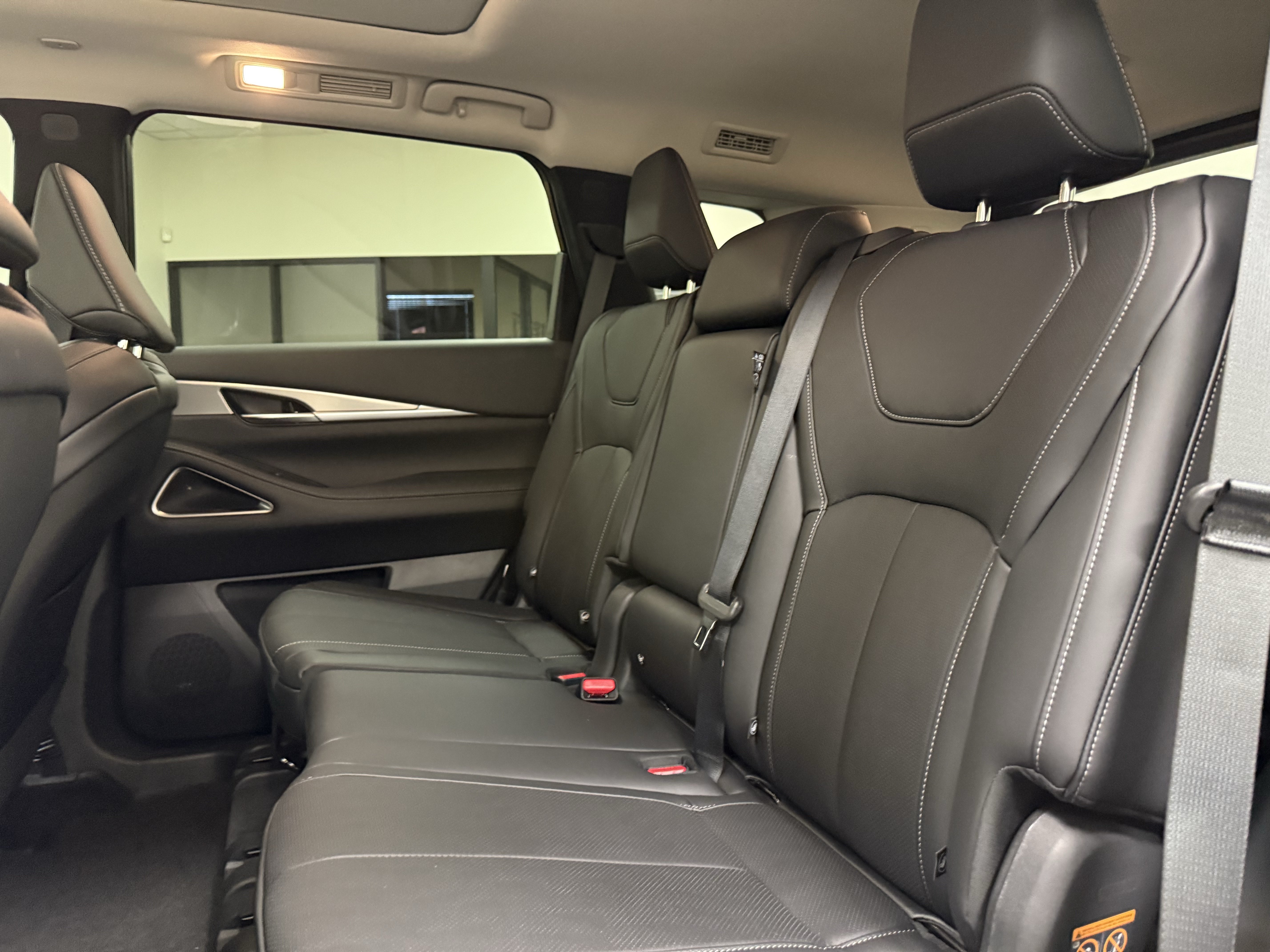 Certified 2027 INFINITI QX60 Luxe w/ Family Package FWD image 14