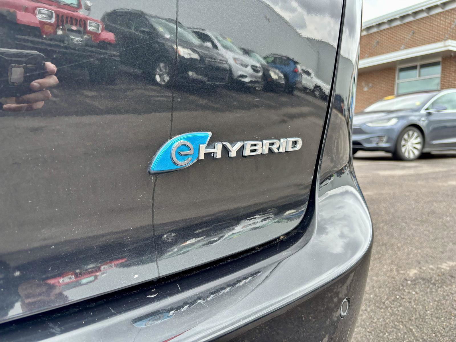 Used 2021 Chrysler Pacifica Touring-L image 25