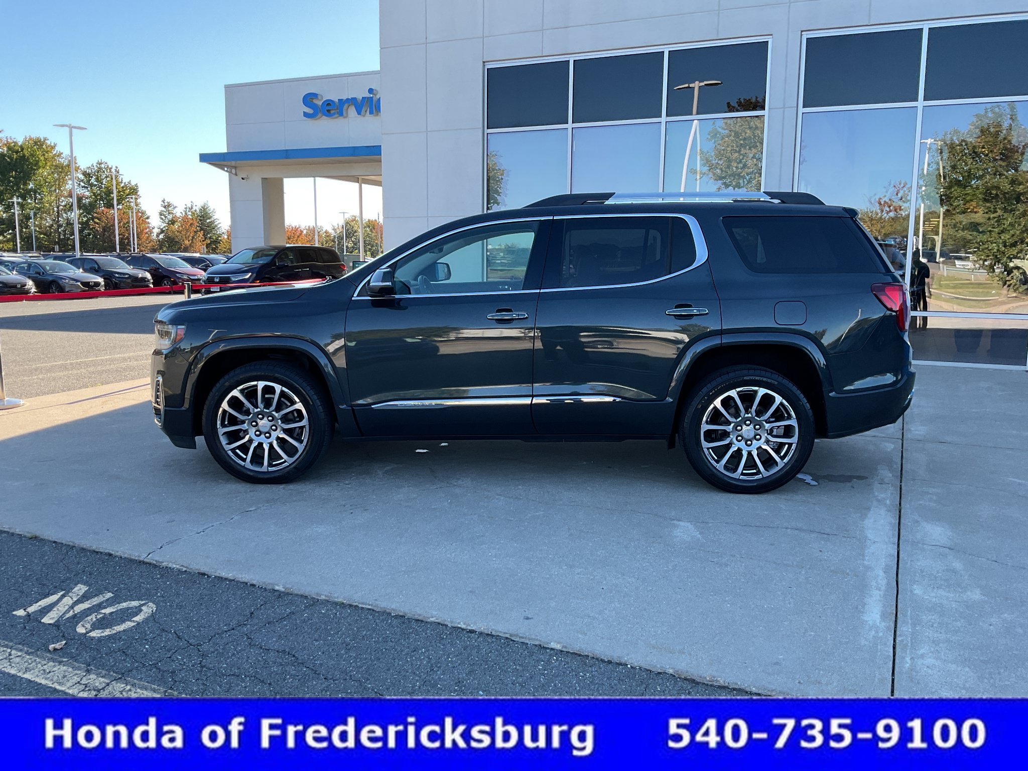 Used 2023 GMC Acadia Denali w/ Denali Ultimate Package FWD image 3