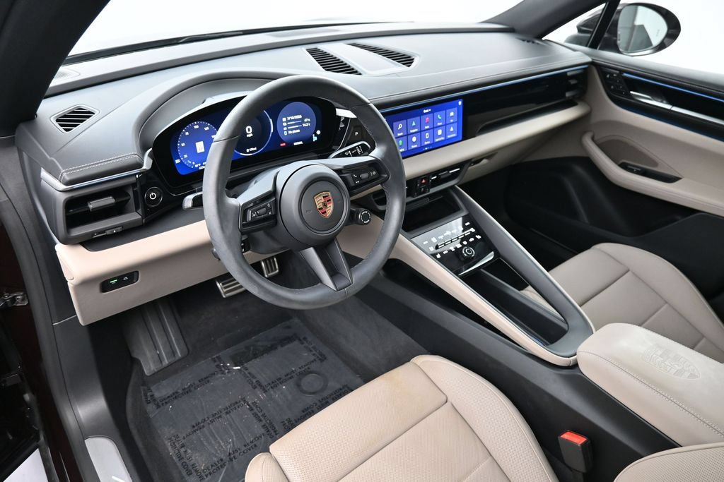 Certified 2025 Porsche Macan 4S Electric AWD/4WD image 4
