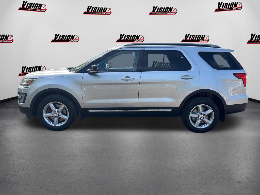 Used 2017 Ford Explorer XLT w/ Equipment Group 202A AWD/4WD image 8