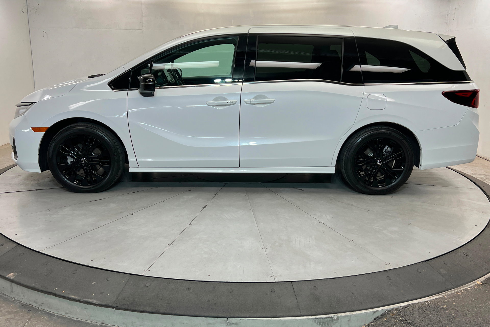 Used 2025 Honda Odyssey Sport-L image 2