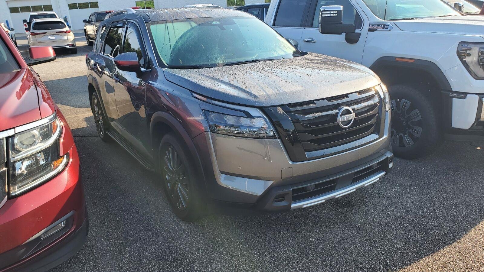 Used 2025 Nissan Pathfinder SL w/ SL Premium Package FWD image 2