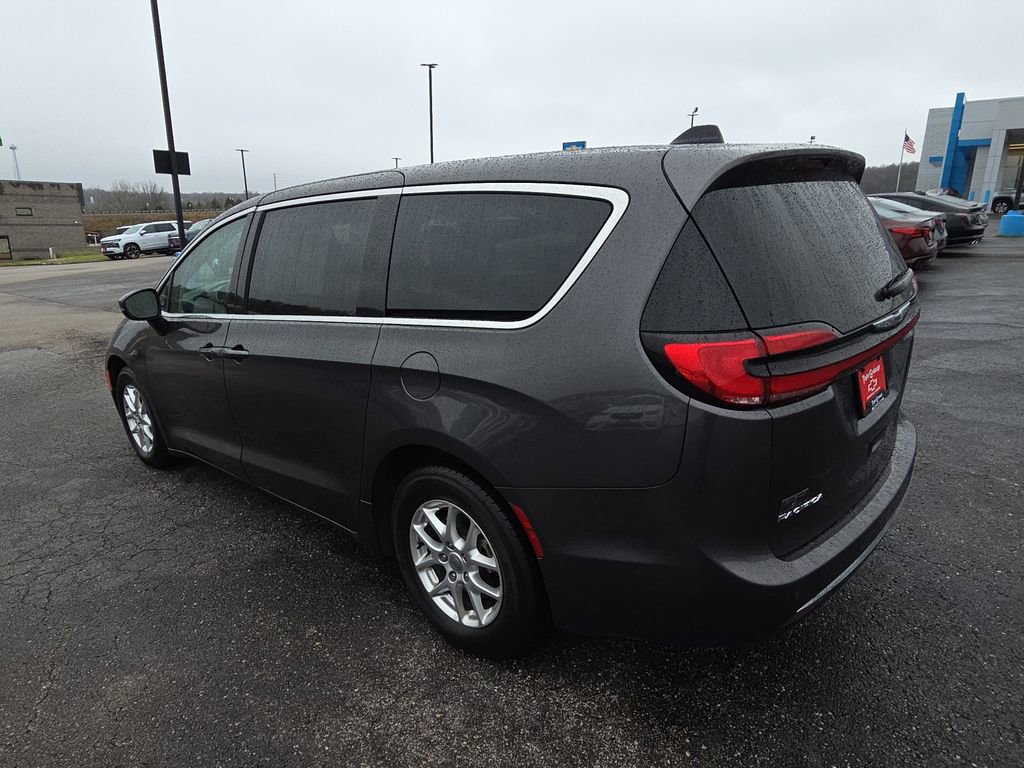 Used 2023 Chrysler Pacifica Touring-L image 6
