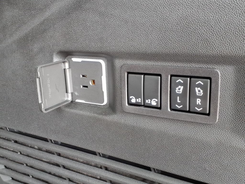 Used 2026 GMC Yukon Denali w/ Sun & Power Step Package AWD/4WD image 17