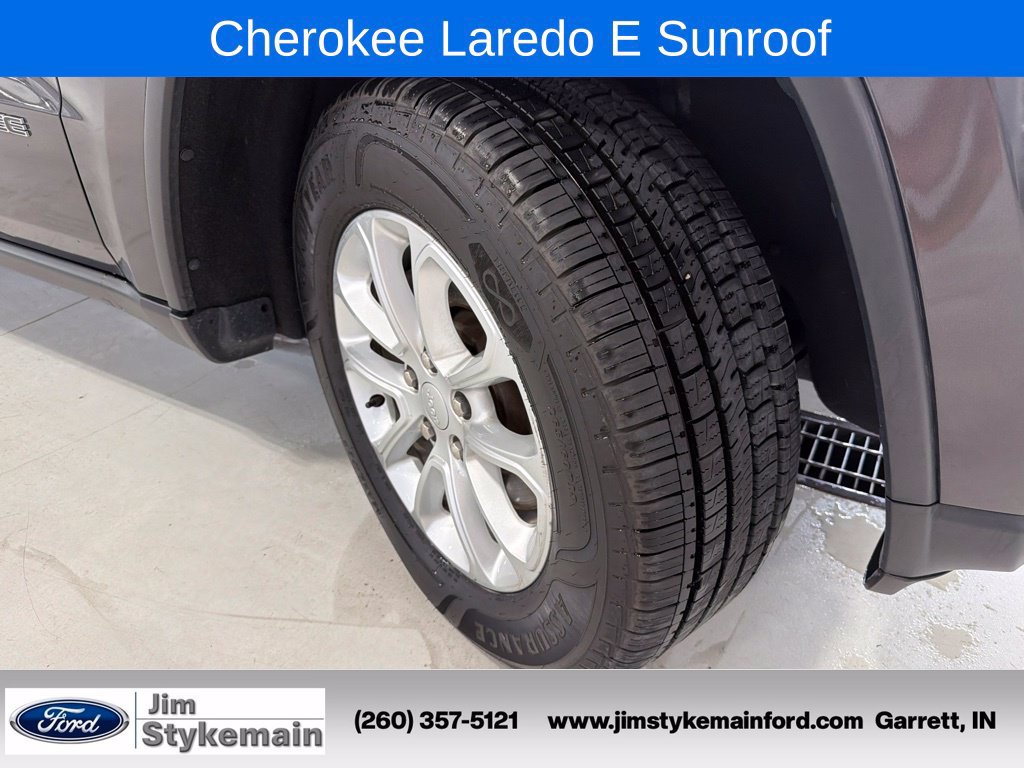 Used 2021 Jeep Grand Cherokee Laredo w/ Security & Convenience Group AWD/4WD image 15