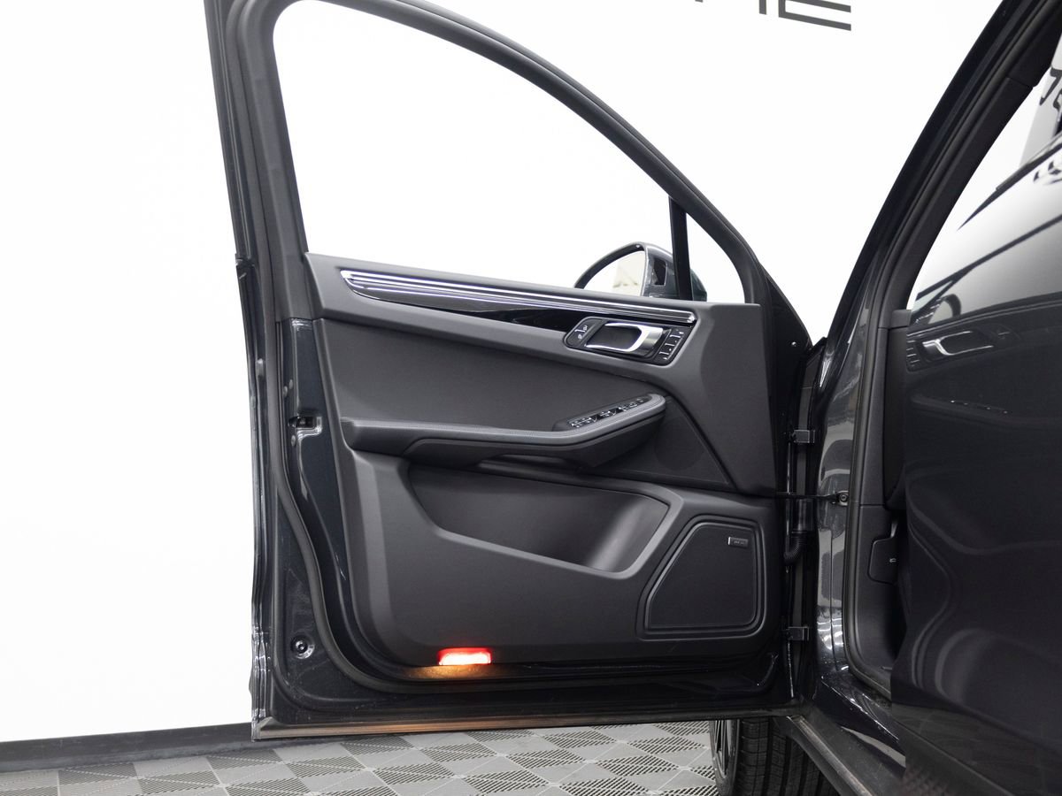 Certified 2026 Porsche Macan image 14