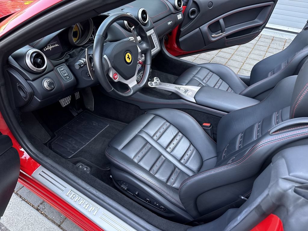 Used 2010 Ferrari California RWD image 28