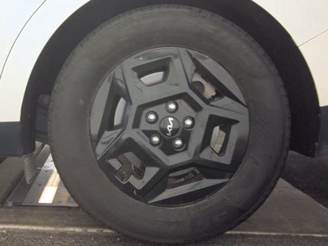 Used 2025 Kia Carnival FWD image 20