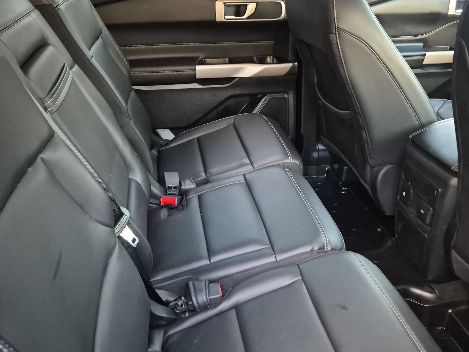 Used 2023 Ford Explorer XLT w/ Equipment Group 202A AWD/4WD image 20