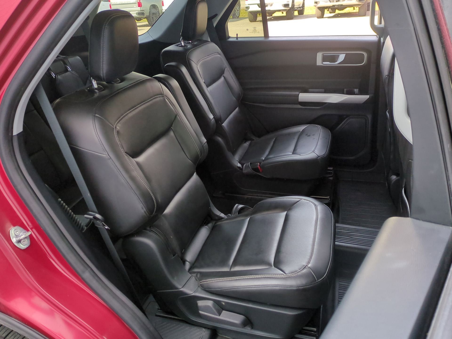 Used 2022 Ford Explorer XLT w/ Equipment Group 202A AWD/4WD image 26
