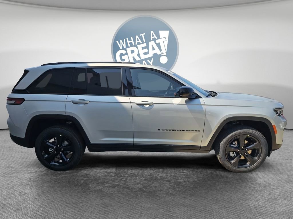 New 2025 Jeep Grand Cherokee Limited w/ Black Appearance Package AWD/4WD image 4
