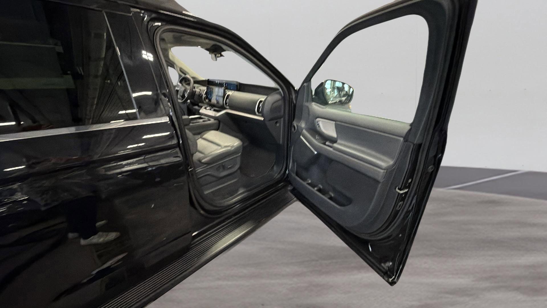 Used 2025 Ford Expedition Active image 17