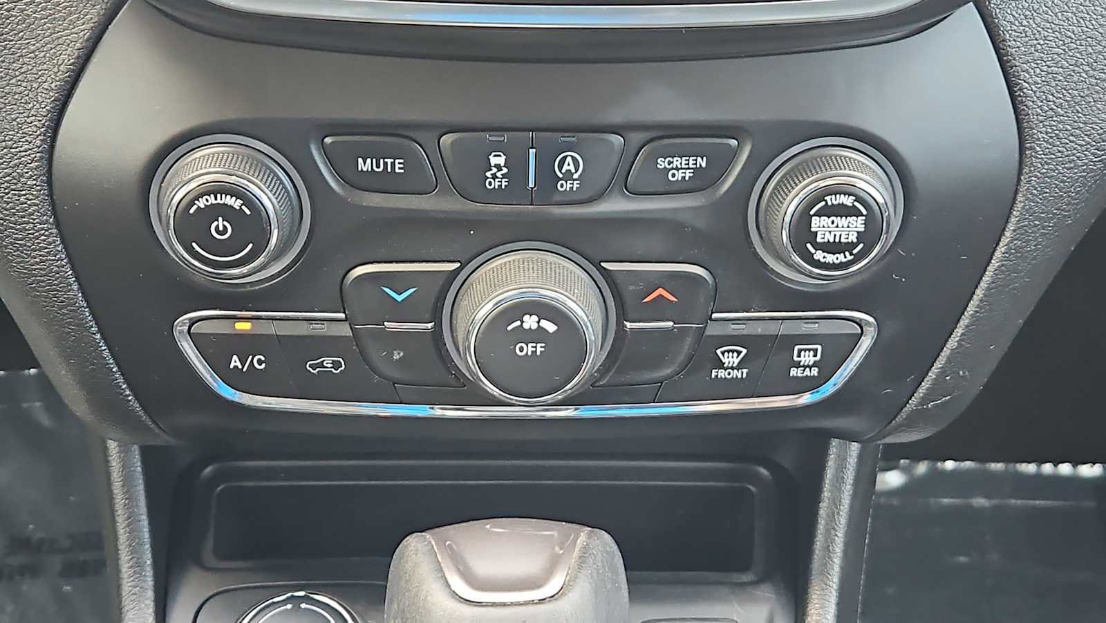 Used 2021 Jeep Cherokee Latitude Plus w/ Mopar Interior Package AWD/4WD image 16