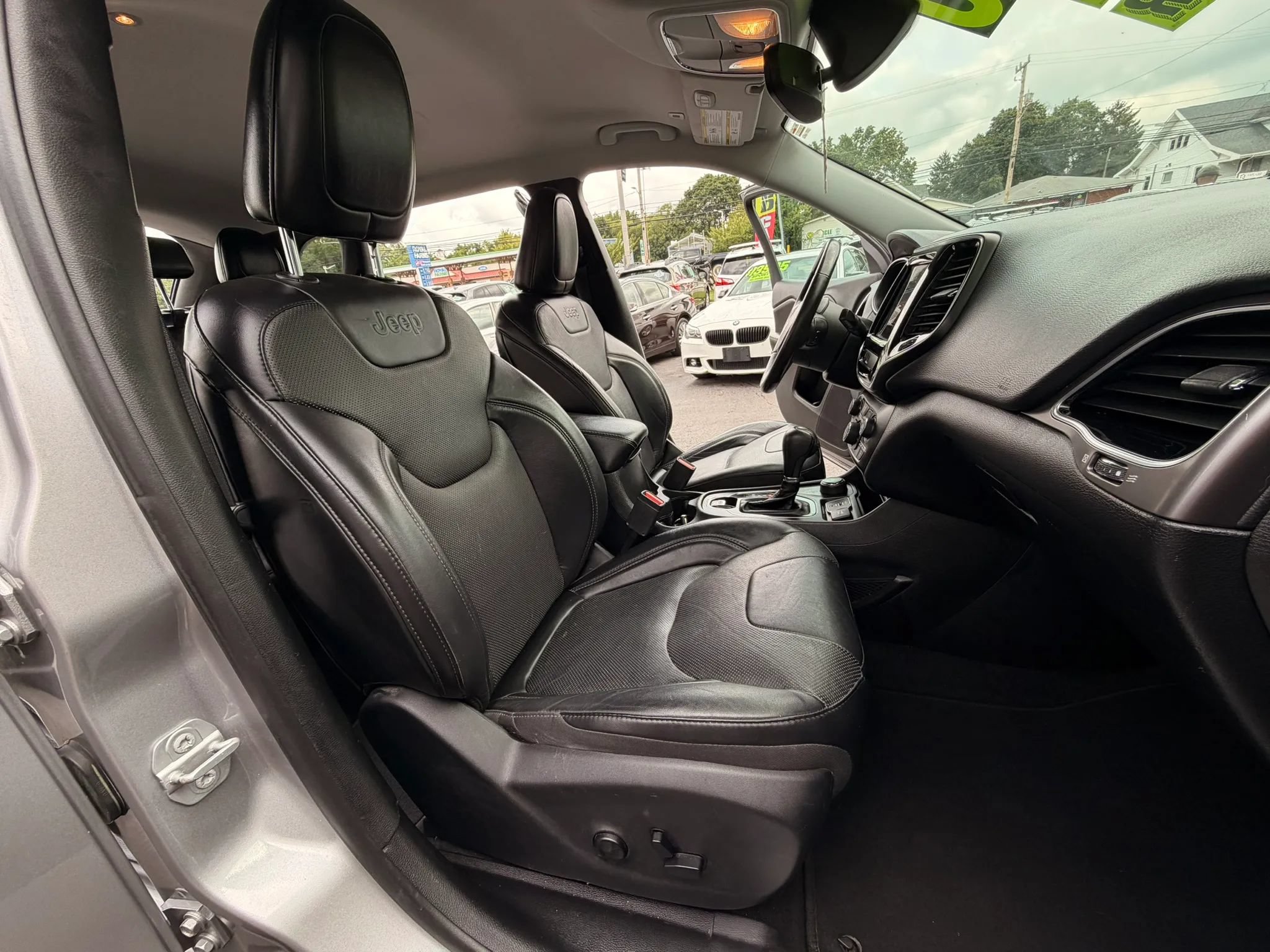 Used 2019 Jeep Cherokee Limited AWD/4WD image 14