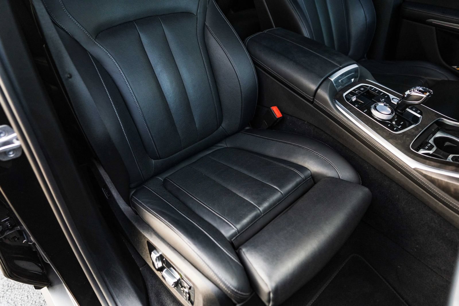 Used 2022 BMW X7 M50i w/ Dynamic Handling Package AWD/4WD image 40