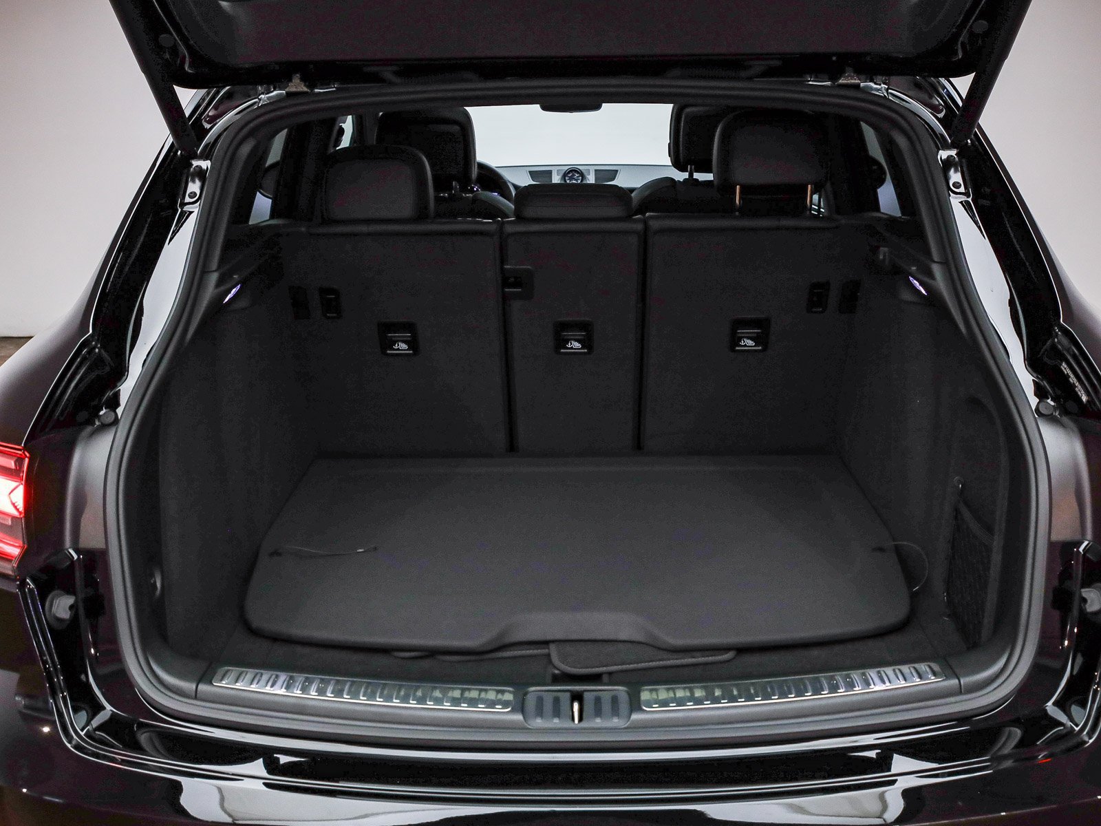 Certified 2025 Porsche Macan AWD/4WD image 26
