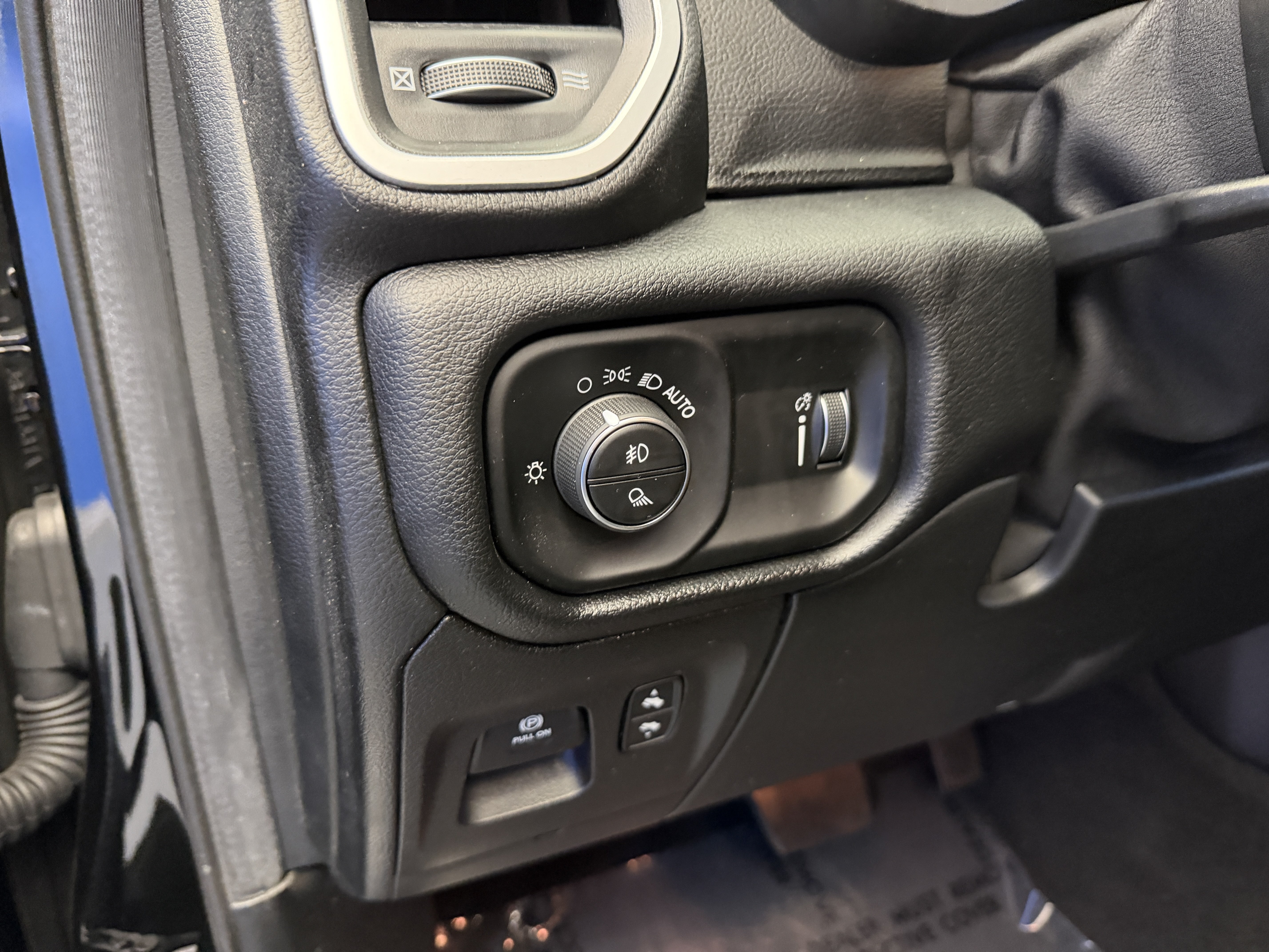 Used 2020 RAM 1500 Big Horn AWD/4WD image 11