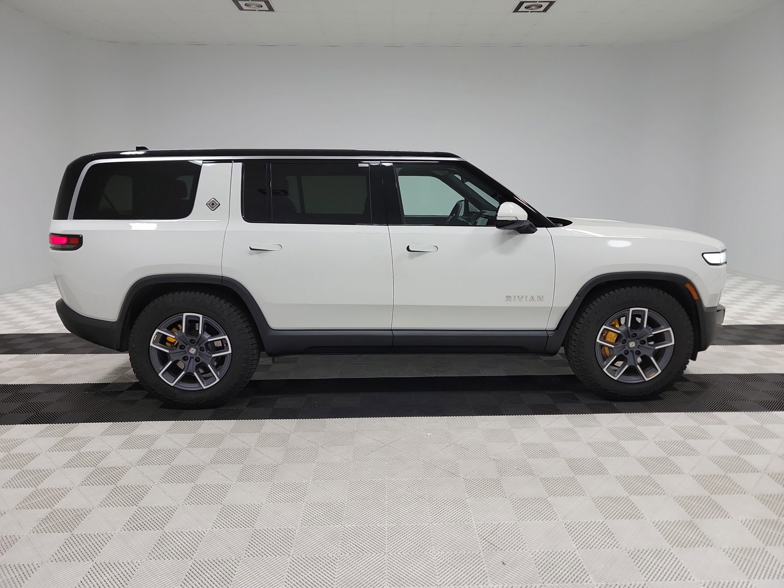 Used 2024 Rivian R1S Adventure image 6