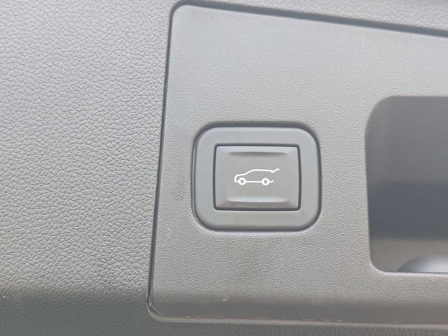 Used 2025 Cadillac XT4 Premium Luxury FWD image 13