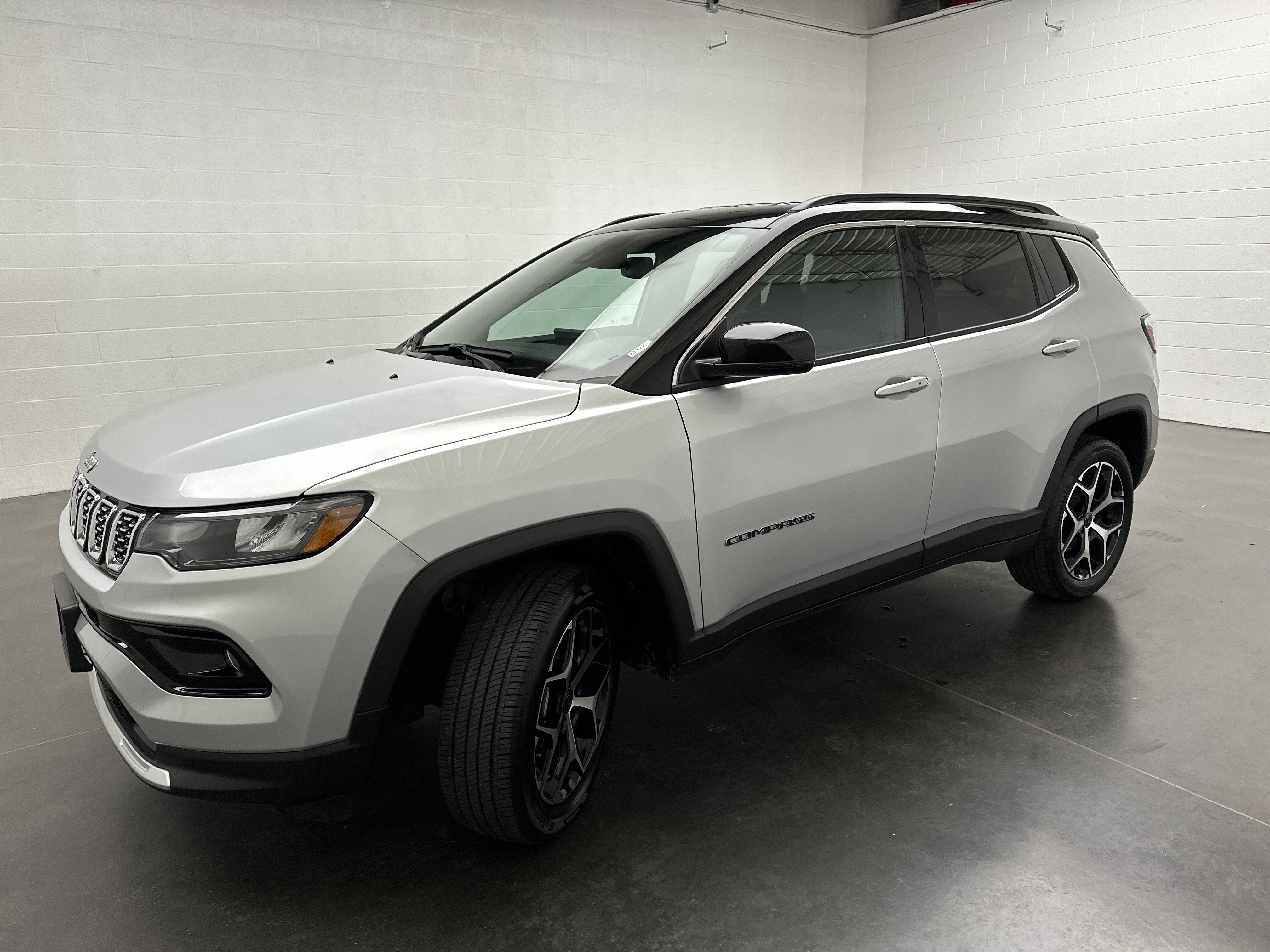 Used 2025 Jeep Compass Limited AWD/4WD image 4