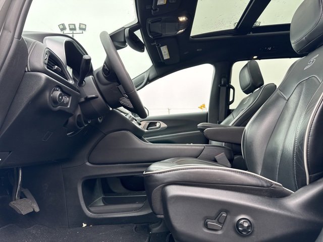 Used 2025 Chrysler Pacifica Limited image 25