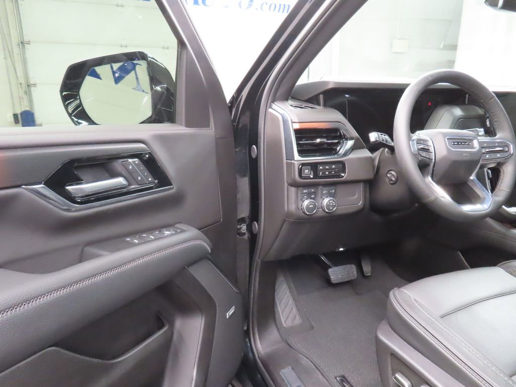 Used 2025 GMC Yukon Denali w/ Sun & Power Step Package image 46