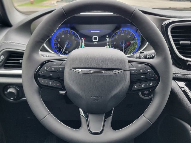 New 2027 Chrysler Pacifica Limited AWD/4WD image 32