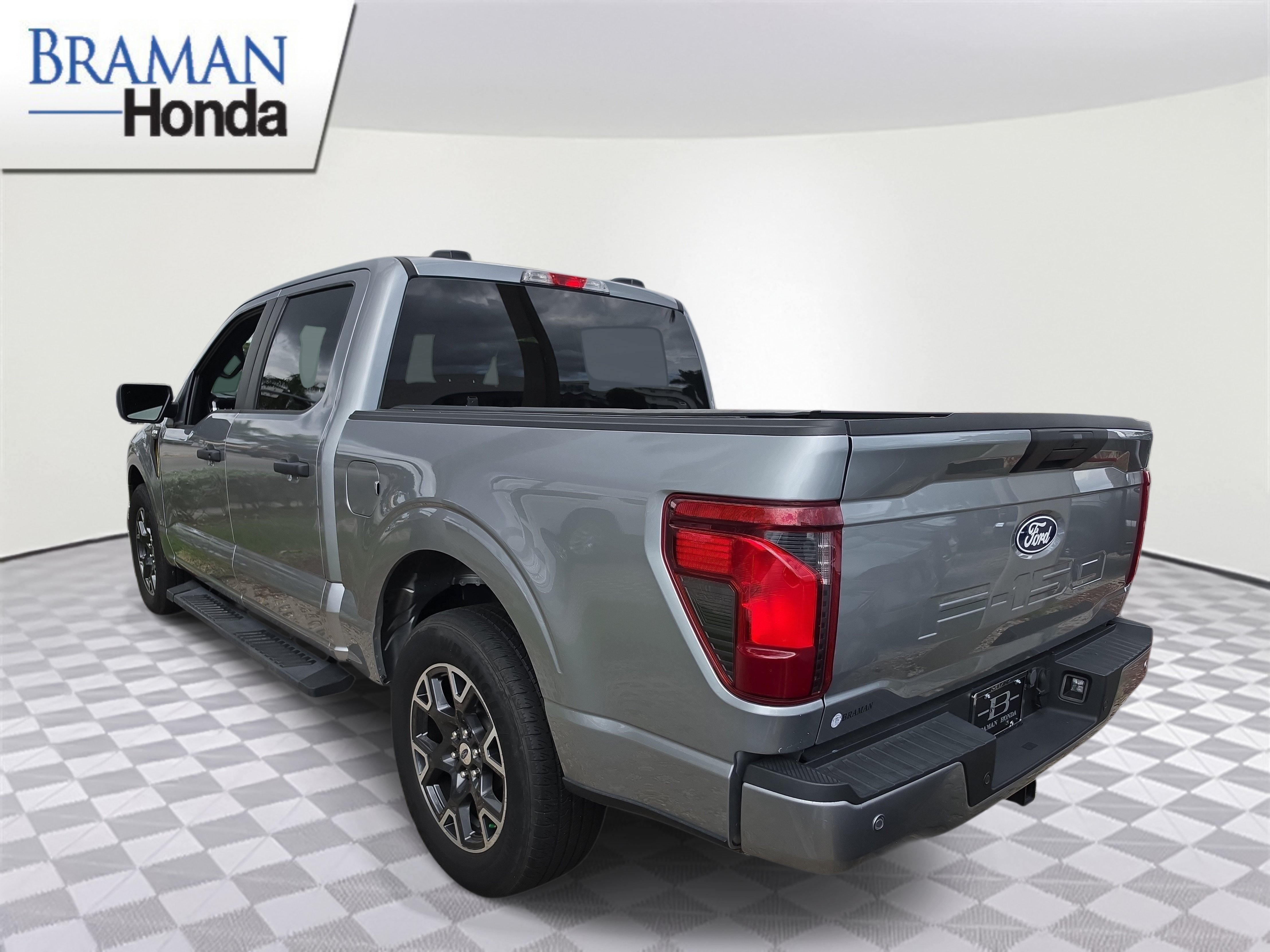 Used 2024 Ford F150 STX RWD image 3